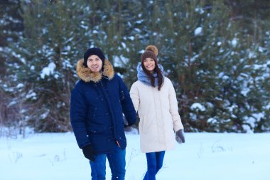 Mutlu erkek ve kız arkadaşı tutan eller