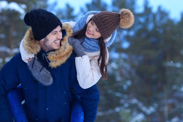 Jovem casal sorrindo andando ao ar livre juntos — Fotografia de Stock