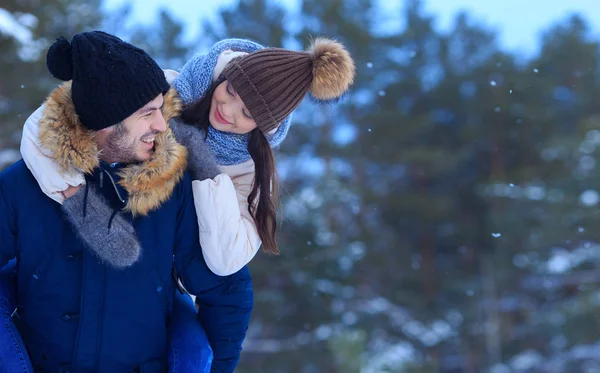 Brincalhão sorrindo casal andando na floresta de inverno — Fotografia de Stock