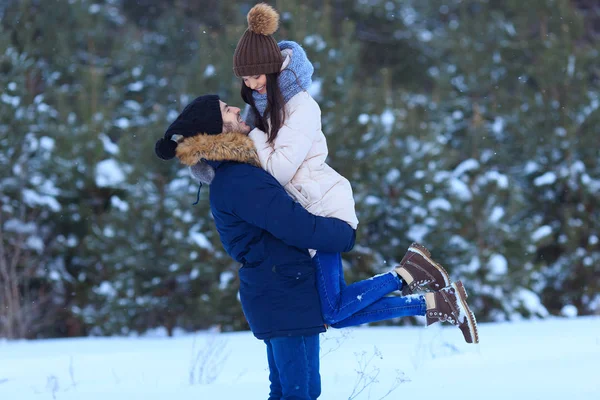 Pareja joven enamorada abrazándose juntos — Foto de Stock