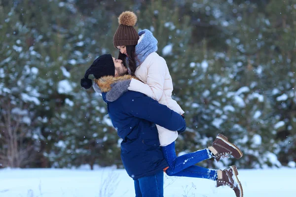 Młoda para przytulanie i Całowanie w lesie zimą — Zdjęcie stockowe