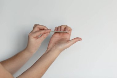 Kız profesyonel manikür yordam bulunur. Eller yakın çekim.