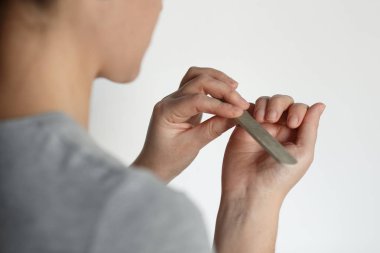 Kız profesyonel manikür yordam bulunur. Eller yakın çekim.