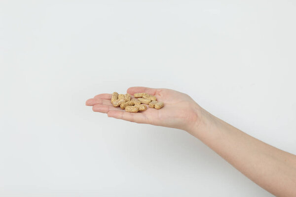 Рука дает таблетки на белом фоне
.