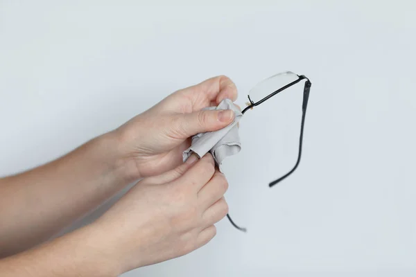Жінки чистять окуляри для рук з ізольованим фоном . — стокове фото
