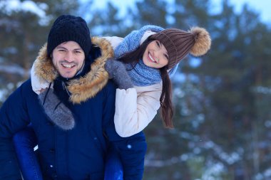 Erkek ve kadın açık havada birlikte yürüme