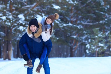 Erkek ve kadın kış ormanda yürüyüş