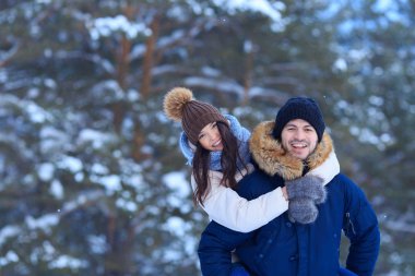 Kış ormanda yürüyüş oynak genç Çift