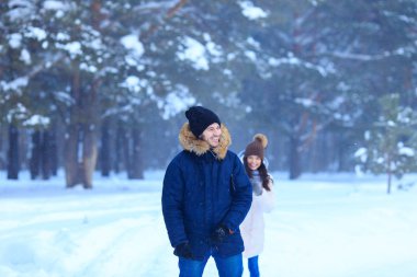 Mutlu çift aşık kış ormanda yürüyüş