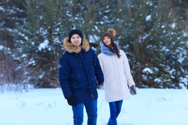 ?aşık ouple birlikte doğada zaman harcıyor