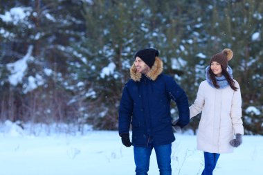 Erkek ve kız aşık tatil sırasında. kopya alanı