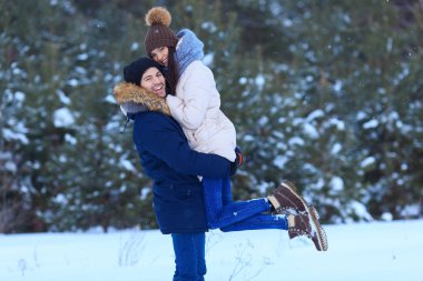 Genç adam ve kadın aşk yürüyüş