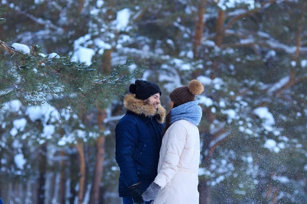 Outdoors travel of young couple in love — Stock Photo, Image