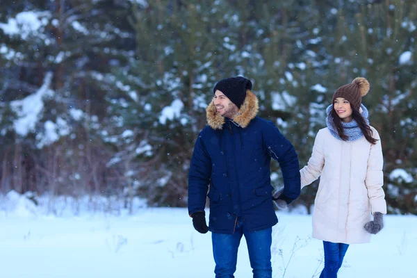 Erkek ve kız aşık tatil sırasında. kopya alanı