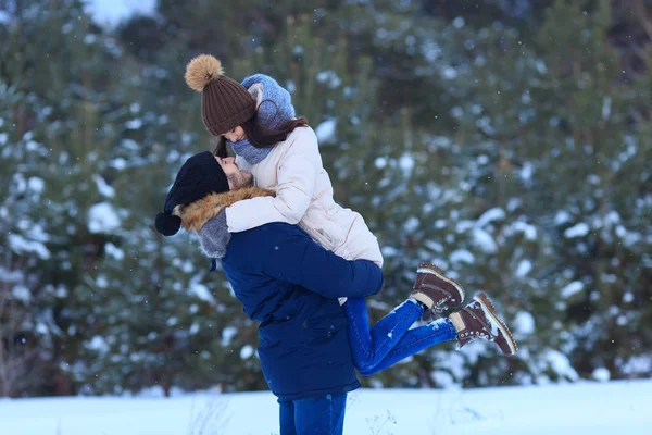Casal apaixonado juntos durante as férias de inverno — Fotografia de Stock