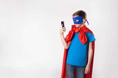Cep telefonu kullaranarak süper kahraman çocuk