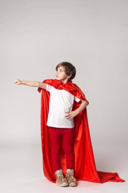 Süper kahraman çocuk gibi davran ne o gökte uçan