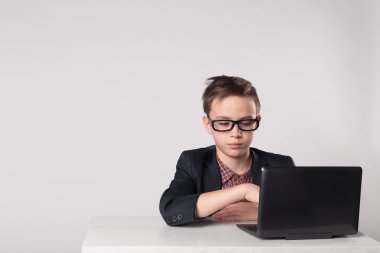 Laptop çalışma genç iş adamı