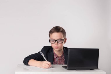 Ciddi bir iş çocuk kalemle yazma