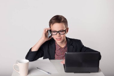 Telefonla konuşurken genç iş çocuk