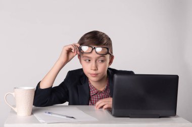 Genç oyuncu iş çocuk laptop arıyorum