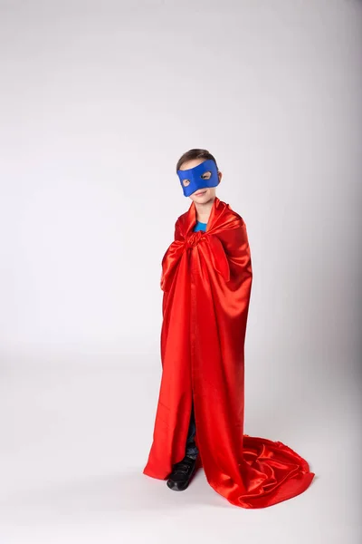 Смешной супергерой в красной накидке и синей маске — стоковое фото
