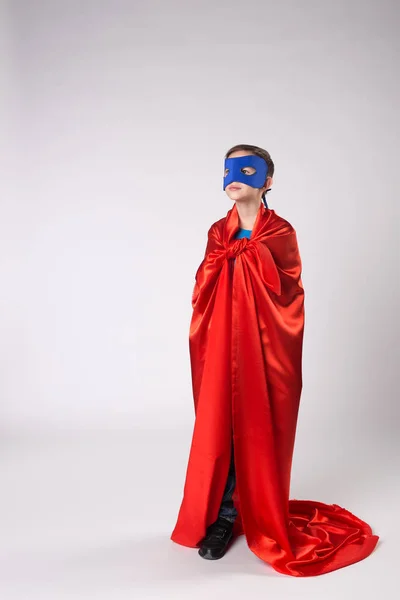 Juguetón superman niño posando en estudio — Foto de Stock