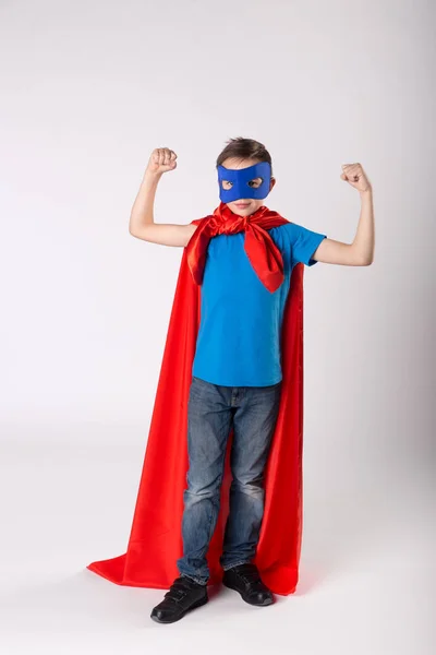 スーパー ヒーローの面白い子は彼の筋肉を示しています — ストック写真