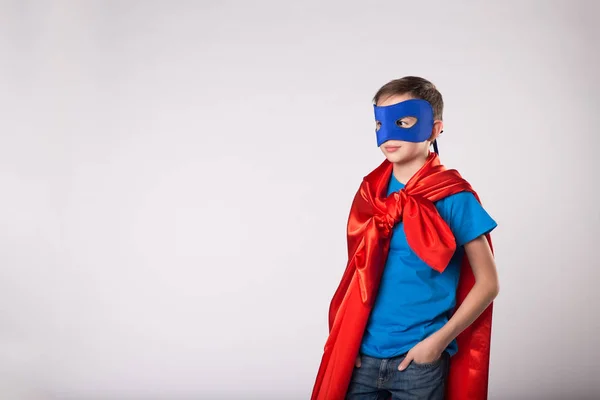 スーパーマンの衣装でのスーパー ヒーローの少年 — ストック写真