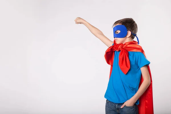 少年スーパーマンが彼の手を引き上げた — ストック写真