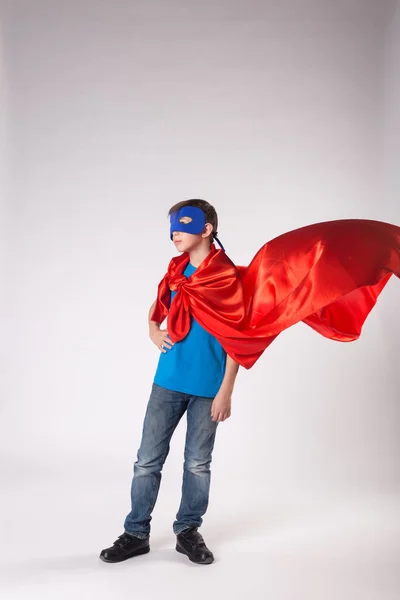 風になびく赤いマントのスーパー ヒーローの子 — ストック写真