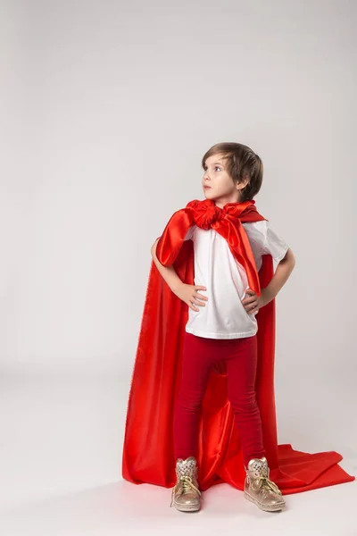 Chica superheroína posando en estudio — Foto de Stock