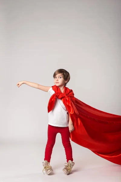 Sueño de infancia, niño fingir supermujer — Foto de Stock