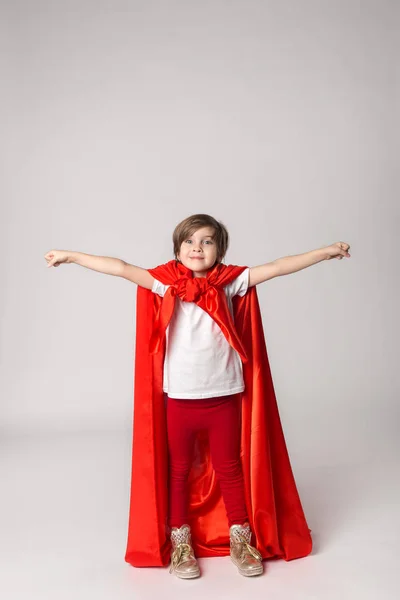 Hermoso niño superhéroe en capa roja — Foto de Stock