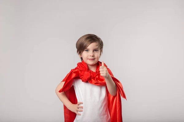 Lindo superhéroe chico dar pulgares arriba — Foto de Stock