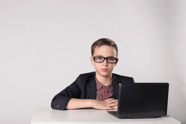 Jovem menino de negócios trabalhando no laptop — Fotografia de Stock