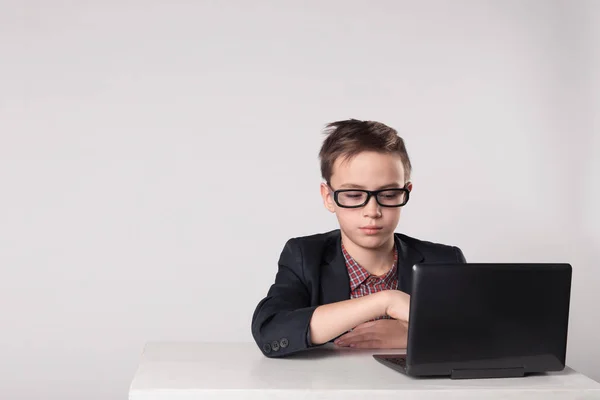 Jovem homem de negócios trabalhando no laptop — Fotografia de Stock