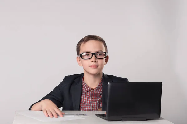 Niño de negocios sentado frente a la computadora portátil —  Fotos de Stock