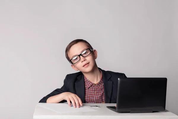 Geschäftsmann mit Brille am Laptop — Stockfoto