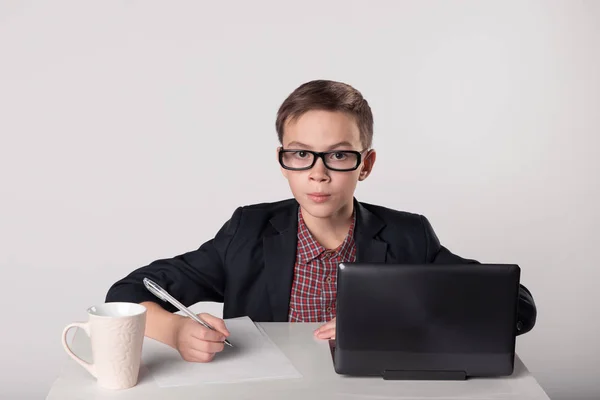 Unga företag pojke sittandes vid bordet — Stockfoto