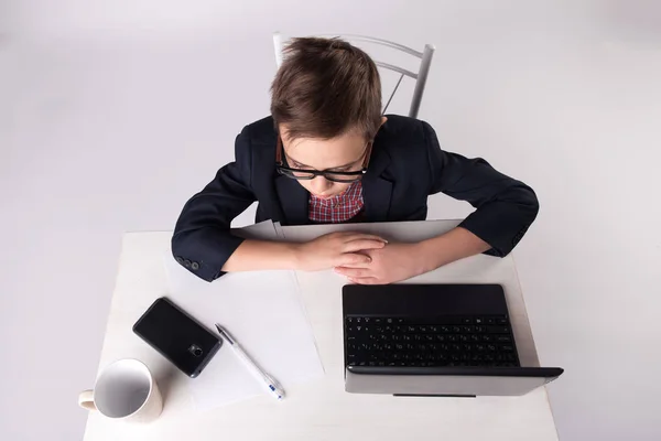 Jovem menino de negócios sentado na mesa vista superior — Fotografia de Stock