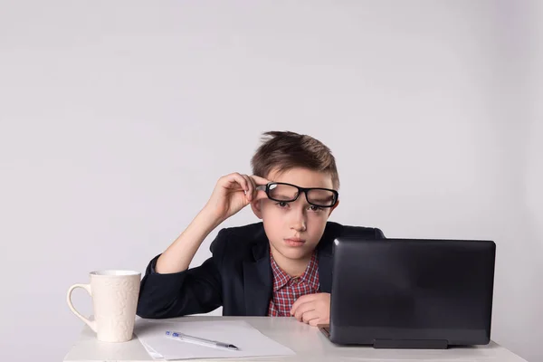 Junger müder Businessboy in Anzug und Brille — Stockfoto