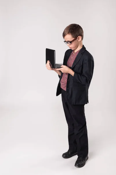 Businessboy im Anzug arbeitet am Laptop — Stockfoto