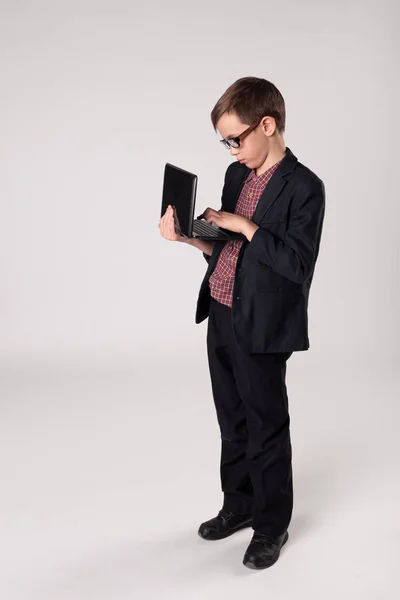 Verksamhet barn använda trådlöst internet på laptop — Stockfoto