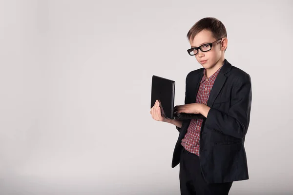 Retrato de criança de negócios usando internet sem fio — Fotografia de Stock