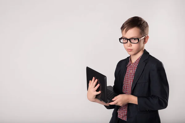 Business Boy mit drahtlosem Internet auf Laptop — Stockfoto