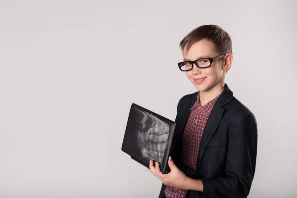 Joven hombre de negocios sosteniendo portátil en sus manos — Foto de Stock