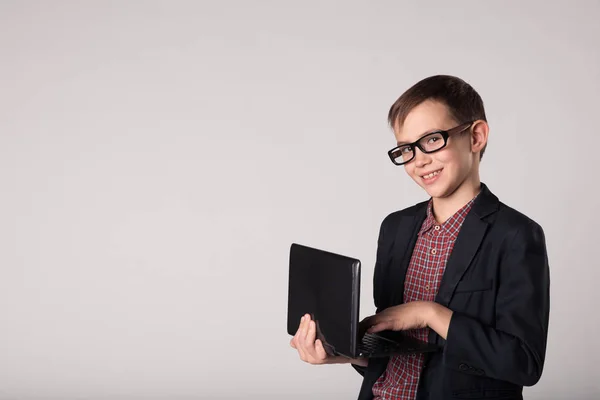Sonriente niño de negocios sosteniendo el ordenador portátil en sus manos —  Fotos de Stock