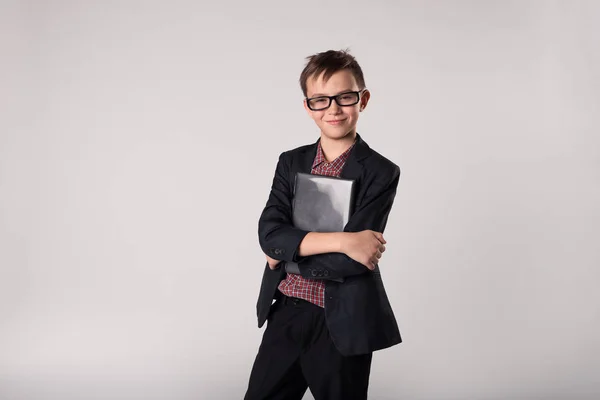 Niño de negocios sosteniendo portátil en sus manos —  Fotos de Stock