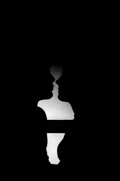 Silhouette una coppia felice che si tiene l'un l'altro . — Foto Stock